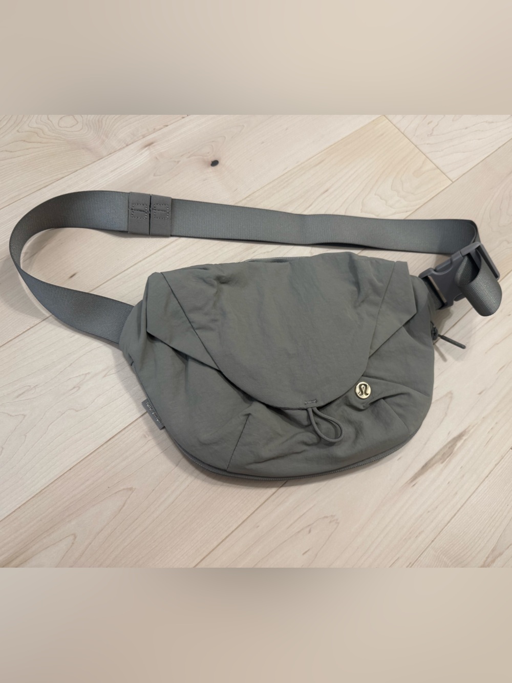 lululemon athletica women Olive Gray Waist Bag, new without tag